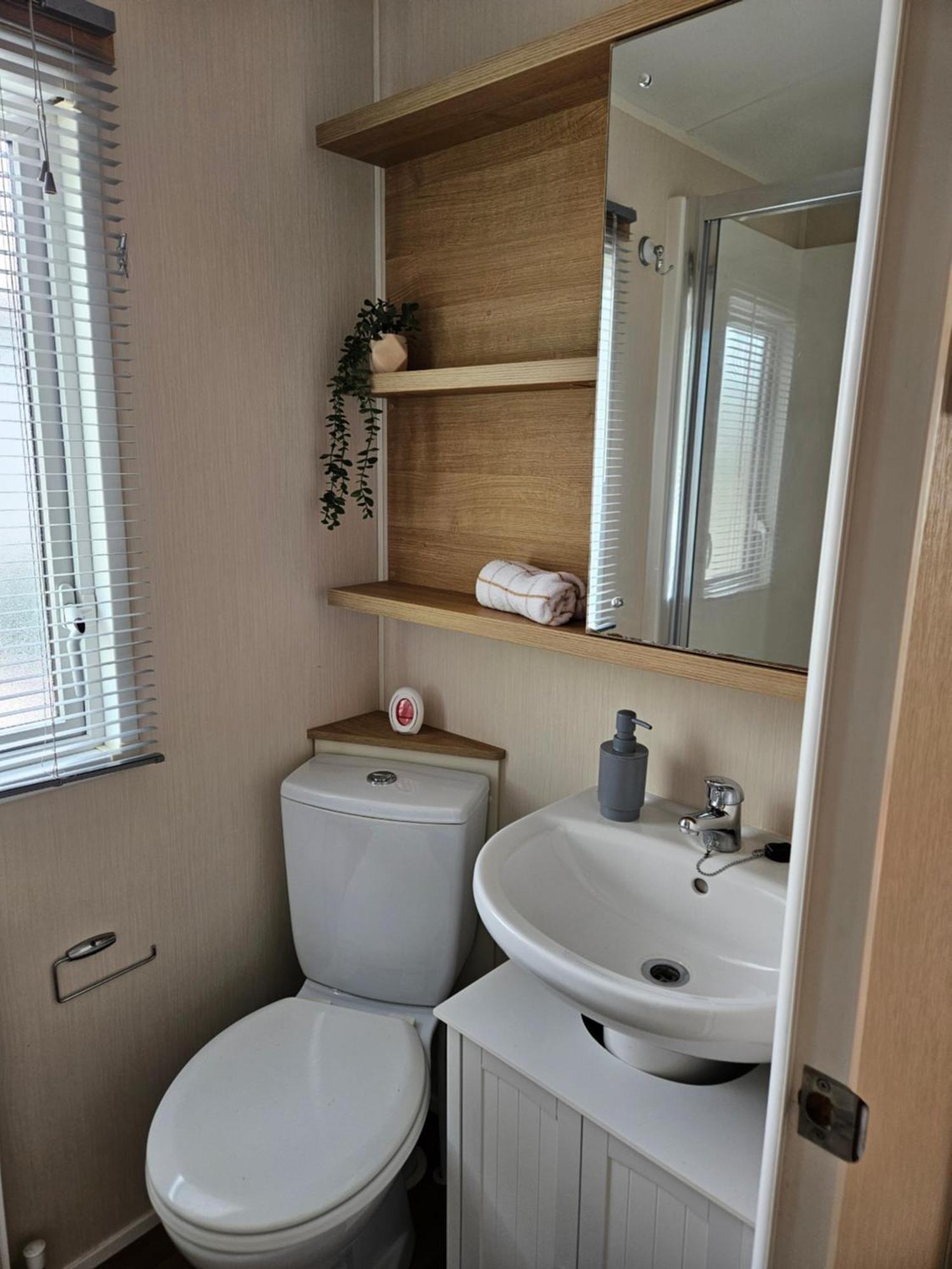 Lytham Luxe 6 Birth Caravan Weeton  Экстерьер фото